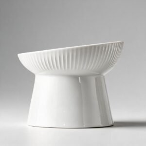 Comedero de ceramica blanca inclinado sobre pie alto estriado